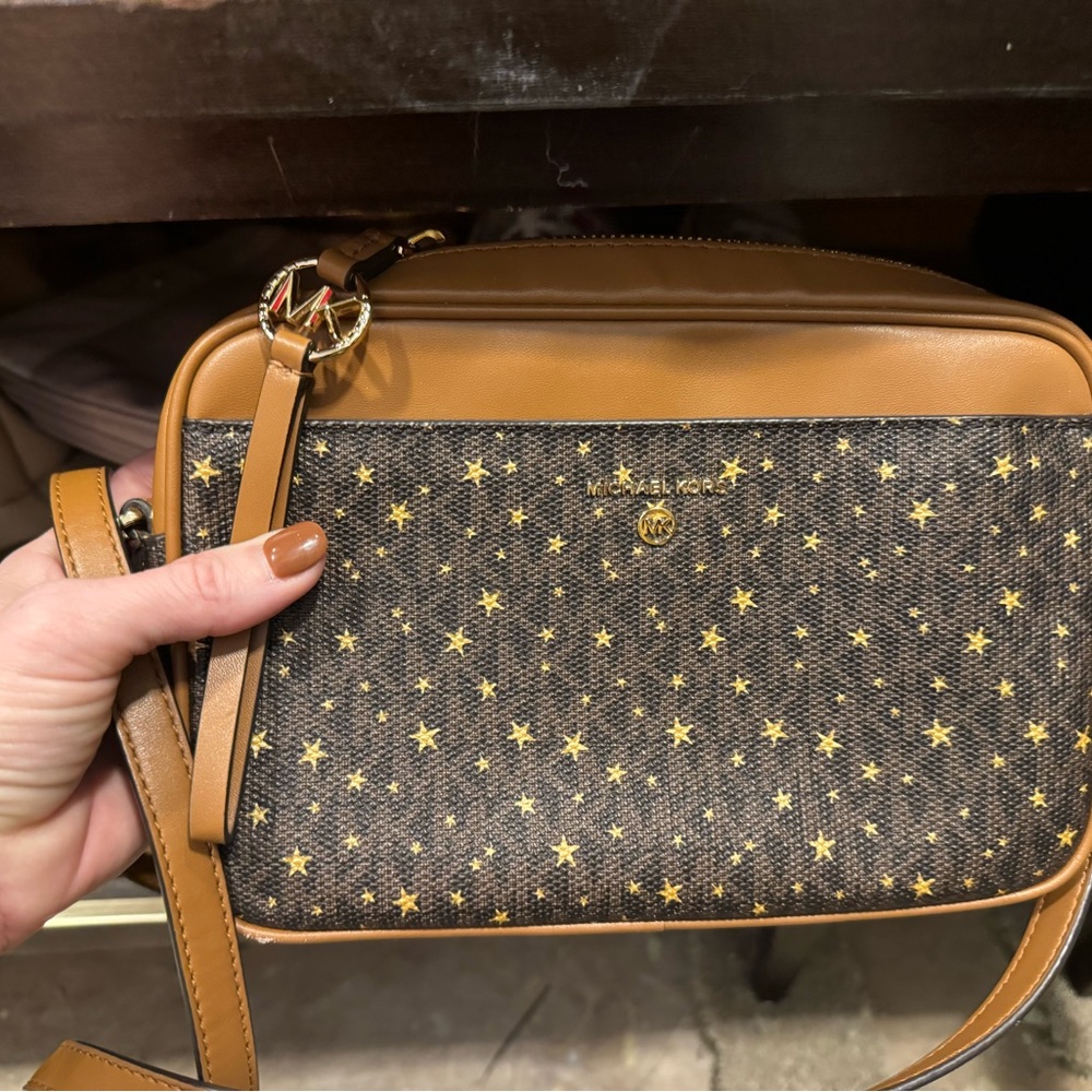 Michael Kors Crossbody.   Excellent condition.